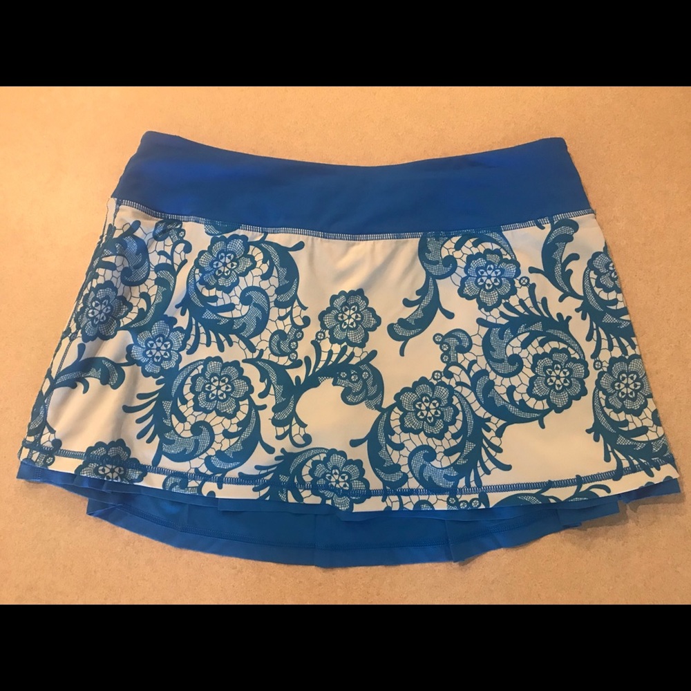 EUC Lululemon tennis skirt size 8